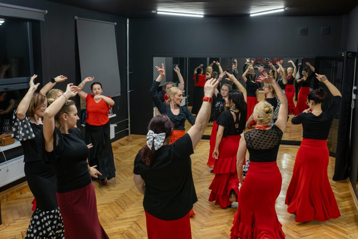 Zdjęcie przedstawia kobiety w różnym wieku , tańczące flamenco
