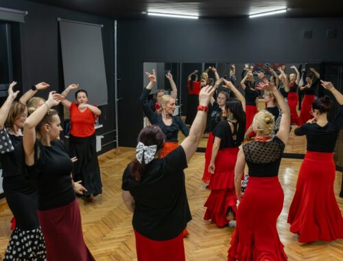 Zdjęcie przedstawia kobiety w różnym wieku , tańczące flamenco