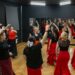 Zdjęcie przedstawia kobiety w różnym wieku , tańczące flamenco