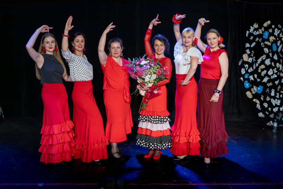 zdjęcie przedstawia uczennice flamenco z grupy flamenco dla początkujących